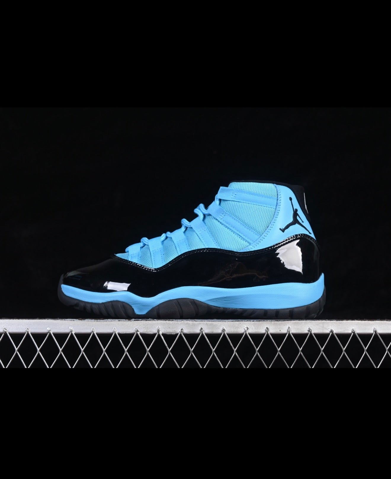 JORDAN RETRO 11 (WOMEN)
