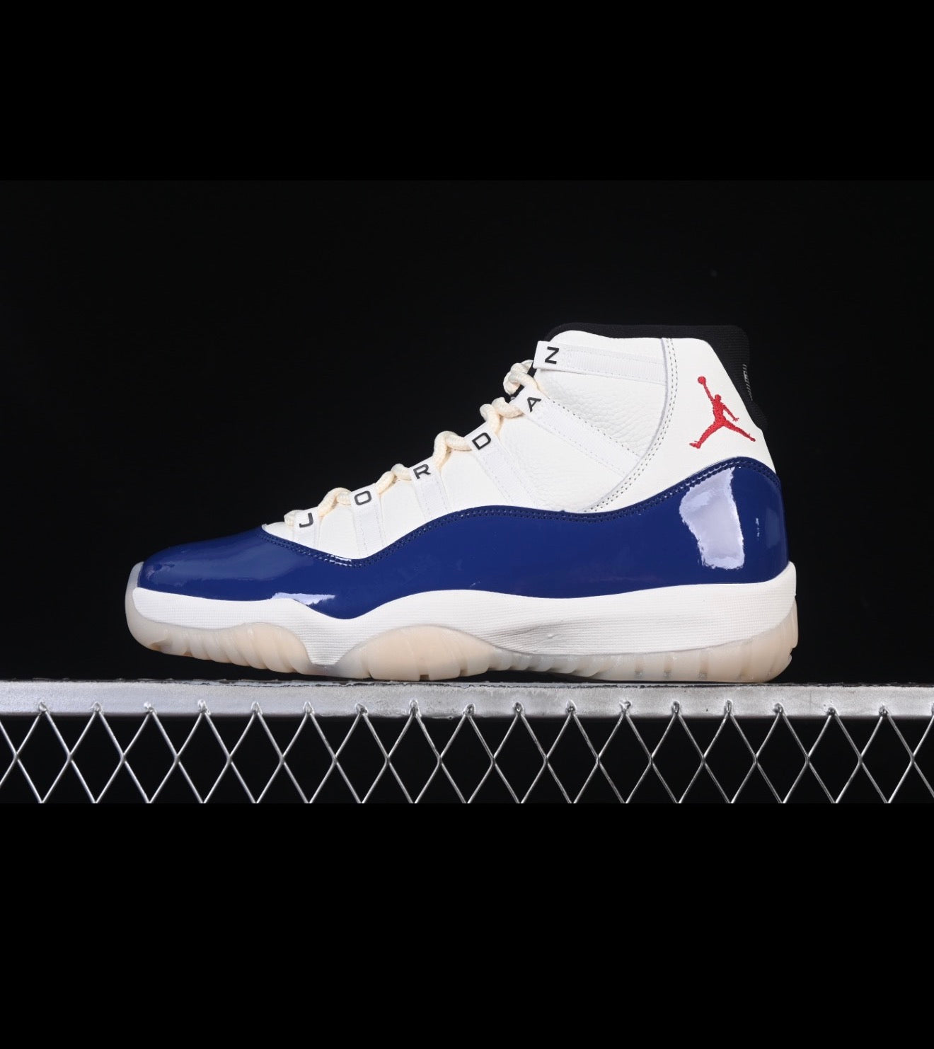 JORDAN RETRO 11 (WOMEN)