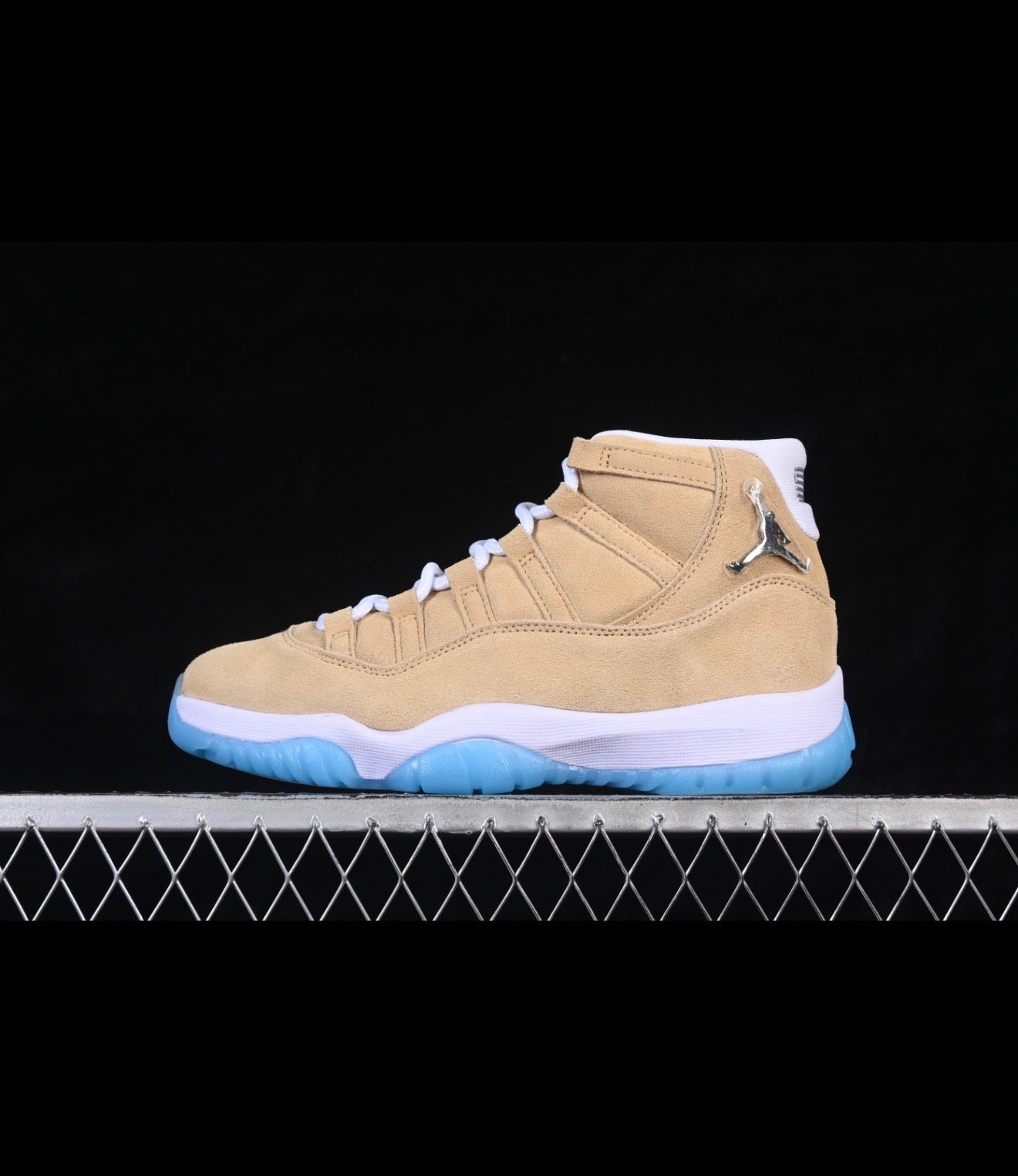JORDAN RETRO 11 (WOMEN)
